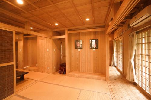 宫古岛かたあきの里的大房间设有木墙和窗户走廊