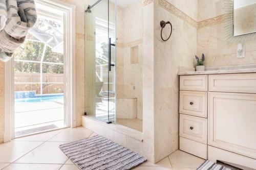 劳德代尔堡Garden View - Elite Staycation的带淋浴、盥洗盆和镜子的浴室