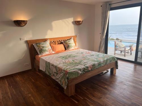 斯基灵角Villa ALDIANA的一间卧室设有一张床,享有海景