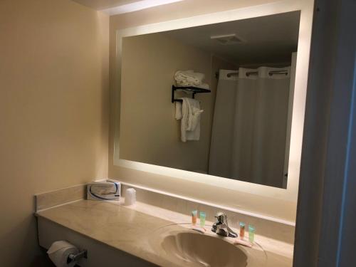 默特尔比奇Gazebo Inn Oceanfront的一间带水槽和大镜子的浴室