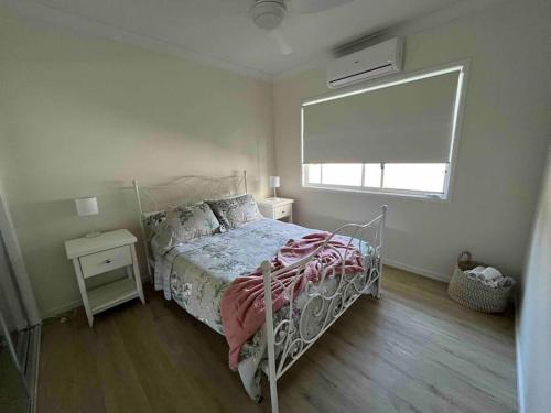 努尔卡巴Hunter Valley D'Vine Stay II的白色的卧室设有床和窗户