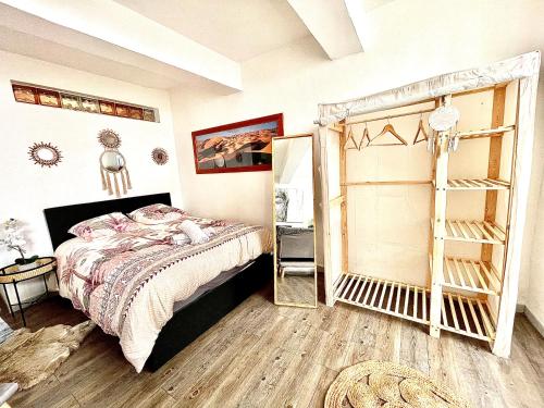 普罗旺斯地区萨隆*Le Sahara*Hyper Centre*Wifi*的一间卧室配有一张床和镜子