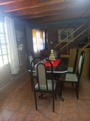 维斯塔尔巴Cabaña Pedemonte的一间带桌椅的用餐室