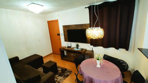 大坎普Apto Executivo Ravena的客厅配有桌子和电视