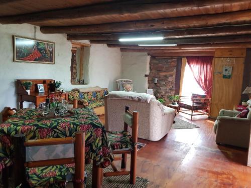 JoubertinaOld Cape Cottage (Duck & DoLittle)的客厅配有桌子和沙发