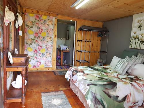JoubertinaOld Cape Cottage (Duck & DoLittle)的卧室配有一张床和一张桌子