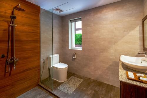 马比尼Amor Laut的浴室配有卫生间、盥洗盆和淋浴。