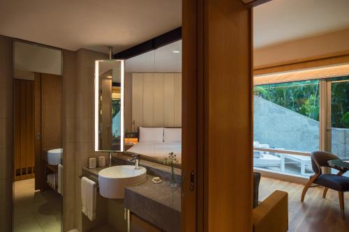 香港香港万丽海景酒店的一间带水槽的浴室和一间带一张床的卧室