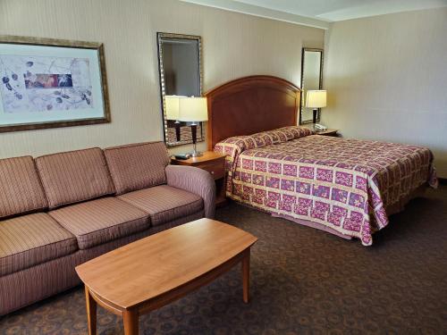 旧金山皇家太平洋汽车旅馆的酒店客房,配有床和沙发