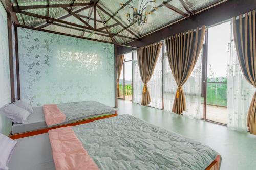 Gia NghĩaPhuong Nam Gia Trang Farmstay的一间设有床铺的卧室,位于带窗户的房间内