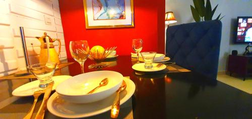 阿布贾House of Dioma Apartments, Kubwa的餐桌,碗盘和酒杯