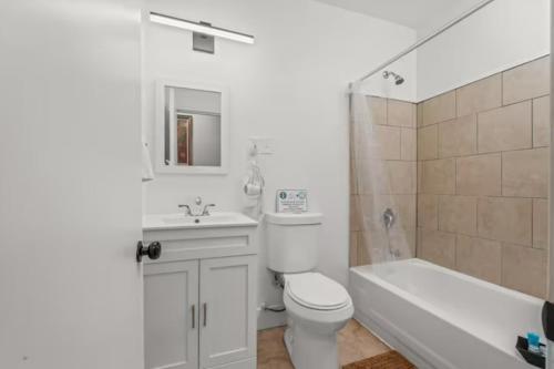 费城Cozy&Chic Apartments Near Downtown的浴室配有卫生间、盥洗盆和淋浴。