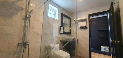 富国小山度假酒店的带淋浴、卫生间和盥洗盆的浴室