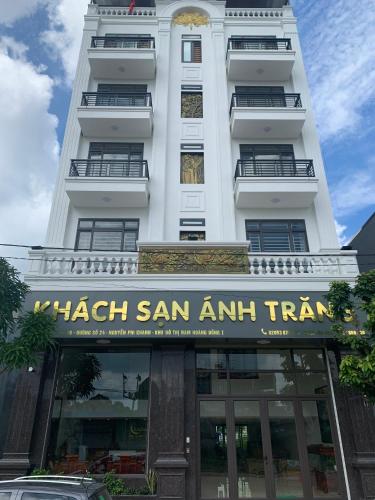 谅山Khách sạn Ánh Trăng的白色的建筑,上面有读写无记名火车的标志