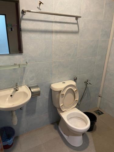 关丹GOLDEN GUEST HOUSE KUANTAN的一间带卫生间和水槽的浴室