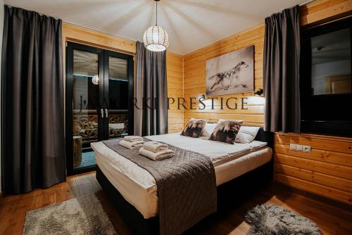 亚沃尔基Jaworki Prestige SPA的一间卧室配有带毛巾的床