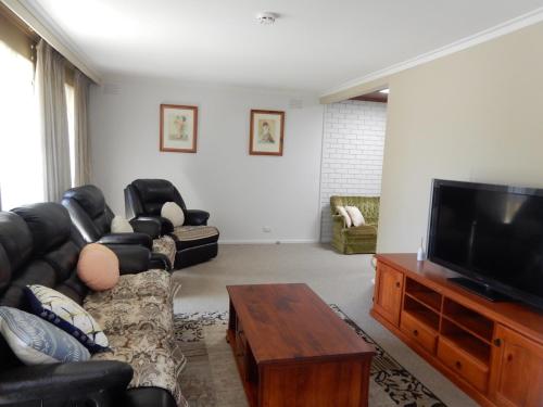 ScoresbyMillie’s cottage的带沙发和平面电视的客厅