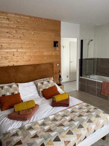 里摩日La Maison de l'Auzette的一间卧室配有一张大床和枕头