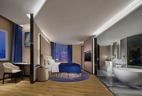 台州万斯酒店（台州店）的酒店客房配有一张床和浴缸。