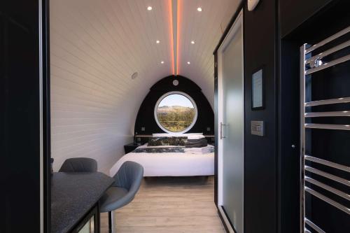 Endrick Escape - Luxury Glamping的小房间设有床和窗户