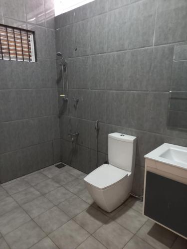 尼甘布The Anchorage Villa - Negombo的一间带卫生间和水槽的浴室