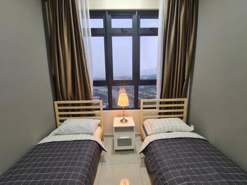 蕉赖Alpine Parkland Netflix 5 beds at MRT Batu 11 Cheras的带窗户的客房内的两张床