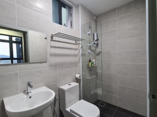 蕉赖Alpine Parkland Netflix 5 beds at MRT Batu 11 Cheras的浴室配有白色卫生间和盥洗盆。