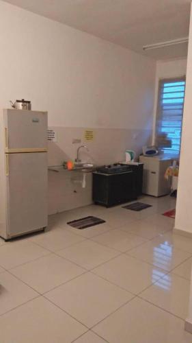 日落洞Penang holiday villa的厨房配有冰箱和水槽