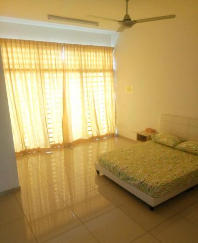 日落洞Penang holiday villa的一间卧室设有一张床和一个大窗户