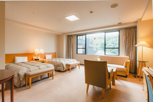 松江市玉泉酒店的酒店客房设有两张床和窗户。
