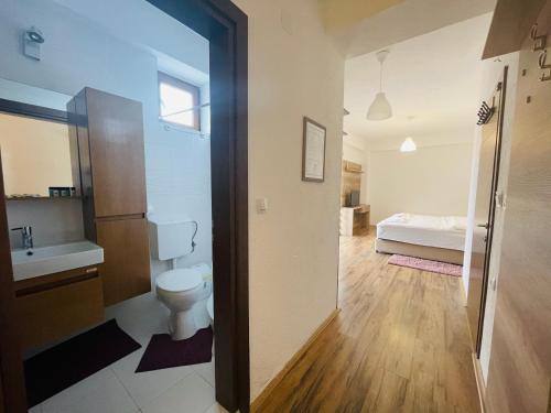 斯塔多伊兰Fuk-tak apartmani&restoran的一间带卫生间、水槽和床的浴室