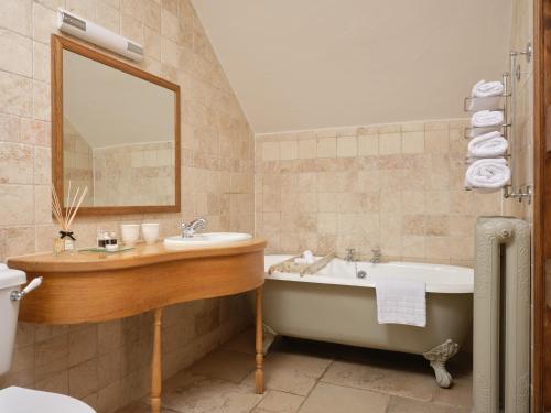 阿斯克阿斯克新桥宾馆的带浴缸、水槽和浴缸的浴室
