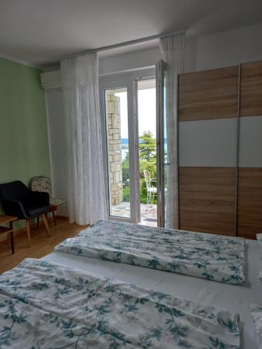 波尔托罗Apartments & Rooms Karmen的一间卧室配有一张床,享有海景