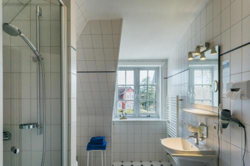 内贝尔伊克内克佩酒店的一间带水槽和淋浴的浴室