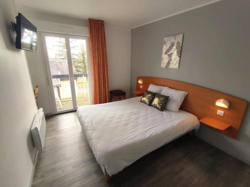 蒂雷纳Kamea Club La Gironie的一间卧室设有一张床和一个大窗户