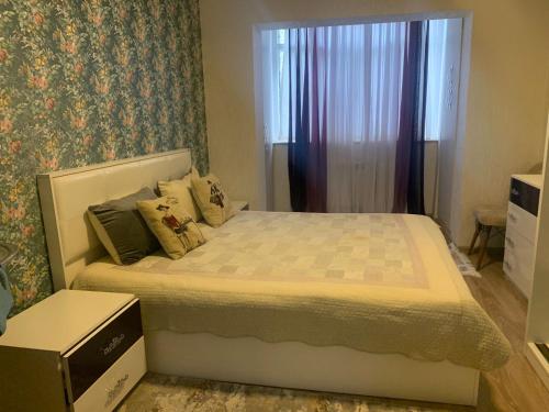 巴库Dream Home的一间小卧室,配有床和窗户