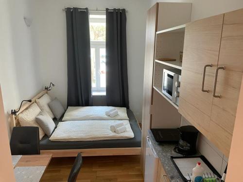 维也纳Luna Apartments的一间小卧室,配有床和窗户