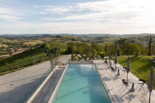蒙特格罗索达斯提Ca' del Profeta Ristorante & Relais的享有连绵起伏的山丘景致的游泳池