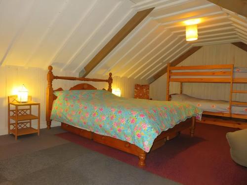 诺里奇The Barn, Norwich的阁楼上的卧室配有一张床,阁楼配有床。