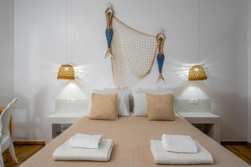阿彻奇洛斯Afroditi Superior Apartments的一间房间,配有桌子和两条毛巾