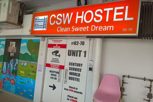 新加坡CSW Hostel的粉红色椅子的csi医院标志