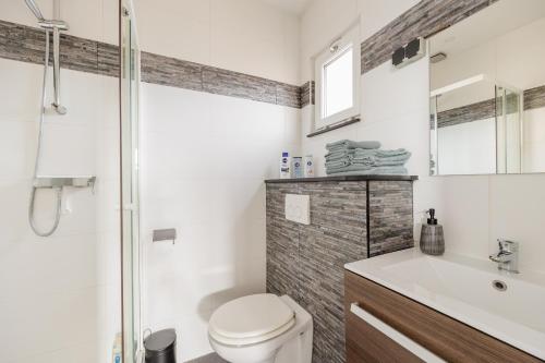 安特卫普SurPRIMO - Gerenoveerd appartement的带淋浴、卫生间和盥洗盆的浴室