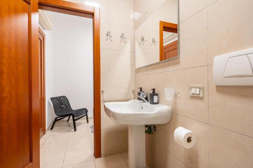 巴里Home Abate Gimma 170的一间带水槽和黑椅的浴室