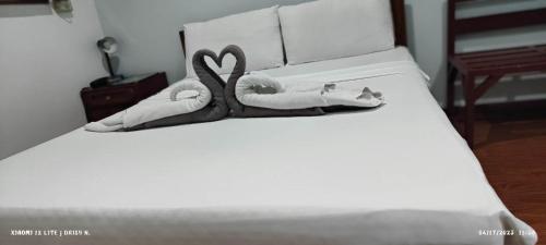 马尼拉duck inn manila的一张带两个天鹅的毛巾床