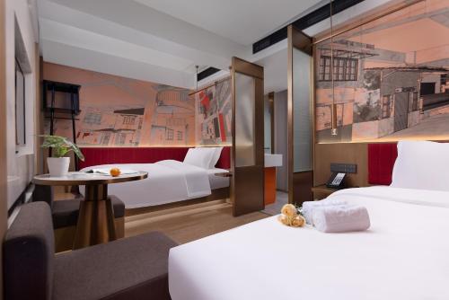 长沙From K Huan Kai Hotel -Changsha Wuyi Plaza IFS Branch的酒店客房设有两张床和一张桌子。