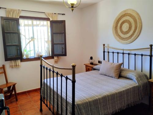 隆达La Casita de Piedra的一间卧室设有一张床和一个窗口