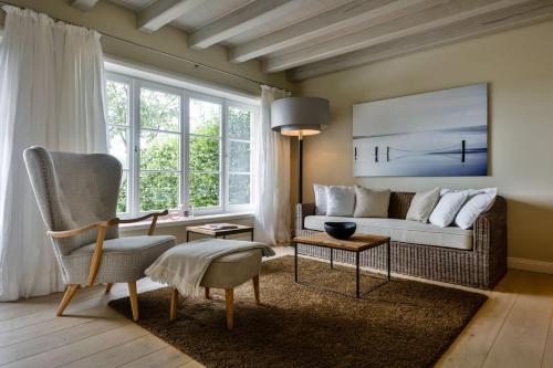 凯图姆Kontorhaus Keitum的带沙发和大窗户的客厅