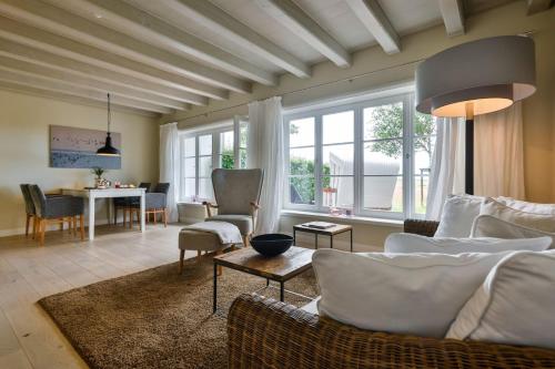 凯图姆Kontorhaus Keitum的客厅配有白色的沙发和桌子