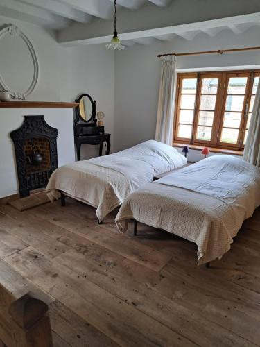 圣特雷登Begijnhof 54的铺有木地板的客房内的两张床