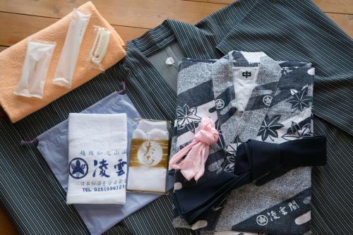 十日町Ryounkaku Matsunoyama onsen的一组包装物在桌子上